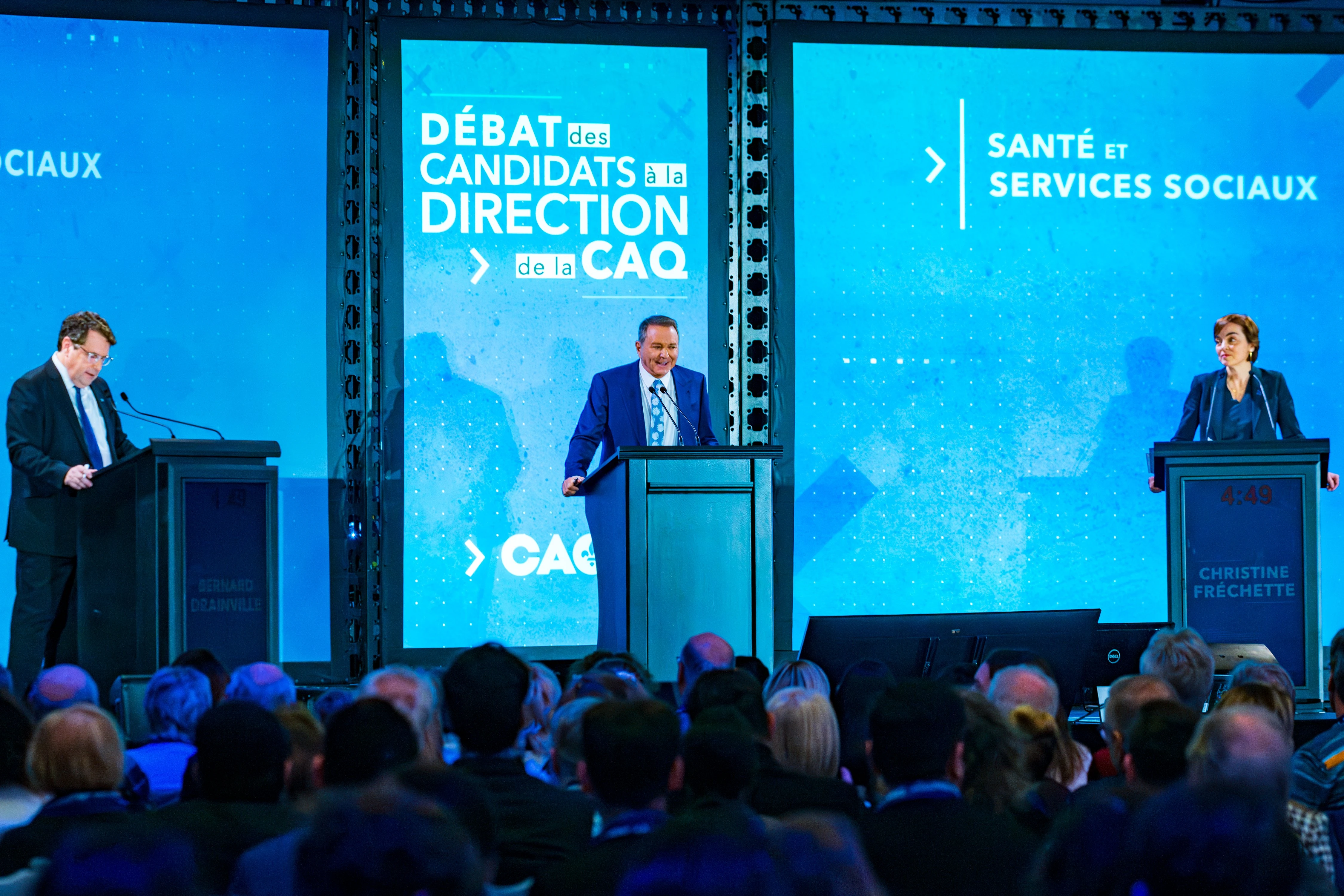 Modération du débat de la CAQ — vue large avec audience